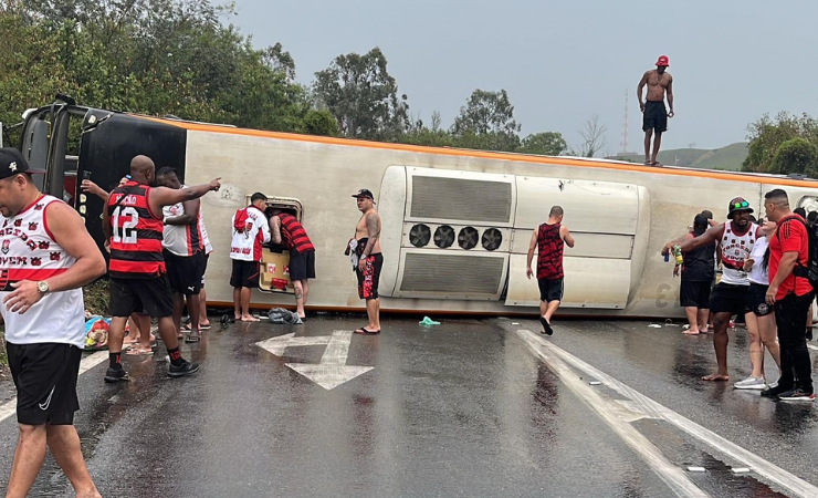 Un autobús con hinchas del Flamengo se volcó en la carretera Rodovia Dutra cuando viajaba hacia Argentina para el duelo ante Racing Club por la semifinal de la Copa Libertadores 2025.