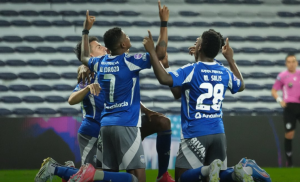 Los azules no bajan los brazos en su lucha por el boleto a Copa Sudamericana, venciendo a Delfín y llegando a 49 puntos. Foto: @CSEmelec