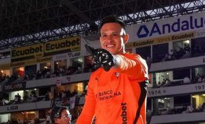 El tratamiento de recuperación alejará al arquero de las canchas por un periodo estimado de 12 a 16 semanas.