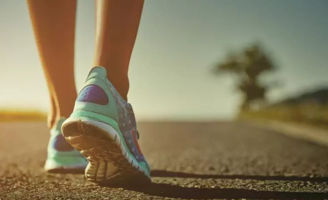 La retro-macha no es solo una moda. Estudios confirman sus beneficios para fortalecer los cuádriceps y mejorar dramáticamente el equilibrio.