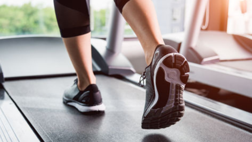 La retro-macha no es solo una moda. Estudios confirman sus beneficios para fortalecer los cuádriceps y mejorar dramáticamente el equilibrio.