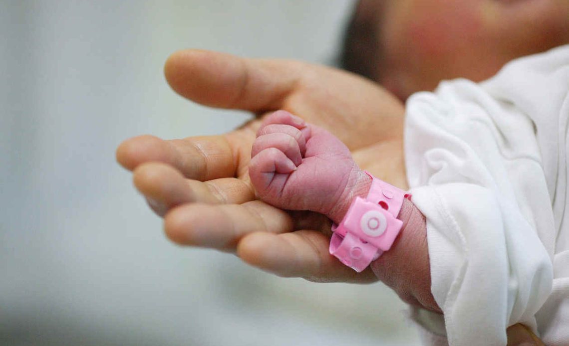 El caso expone el vacío legal del vientre de alquiler en Argentina y la urgencia de proteger los derechos de los niños nacidos bajo esta práctica.