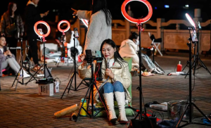 China anunció nuevas restricciones para los influencers: quienes hablen sobre temas profesionales deberán mostrar títulos o credenciales verificables.