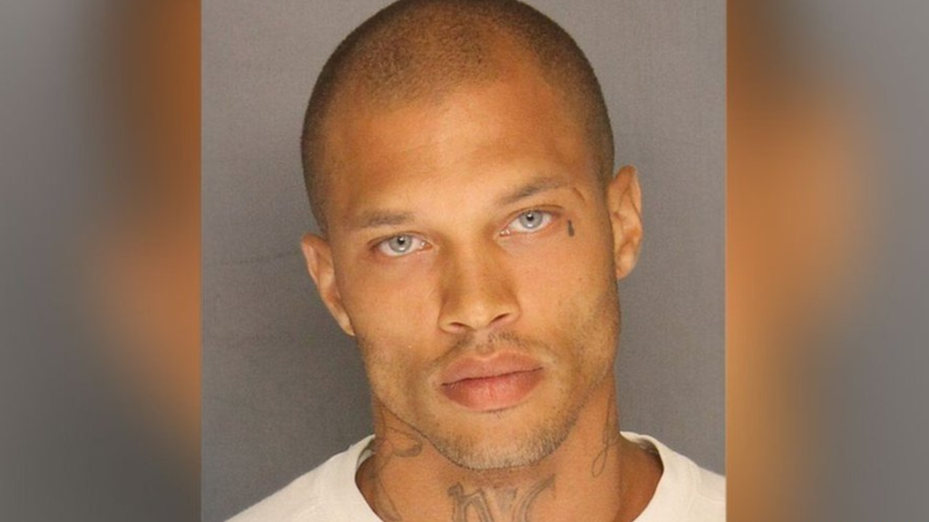 Jeremy Meeks, conocido como “el preso más sexy del mundo”, transformó su vida tras salir de prisión y hoy continúa vinculado a la industria de la moda como modelo y empresario.