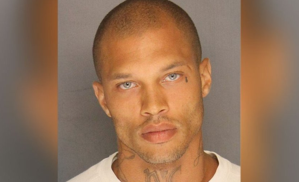 Jeremy Meeks, conocido como “el preso más sexy del mundo”, transformó su vida tras salir de prisión y hoy continúa vinculado a la industria de la moda como modelo y empresario.
