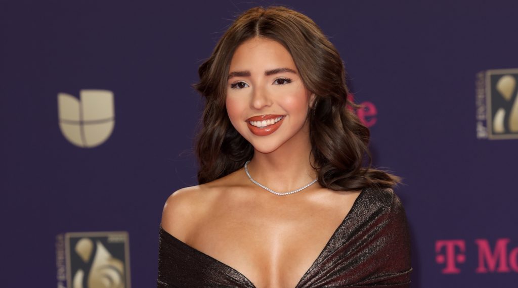 Ángela Aguilar enfrenta ola de críticas por las similitudes de su canción con un clásico español de Rocío Dúrcal.