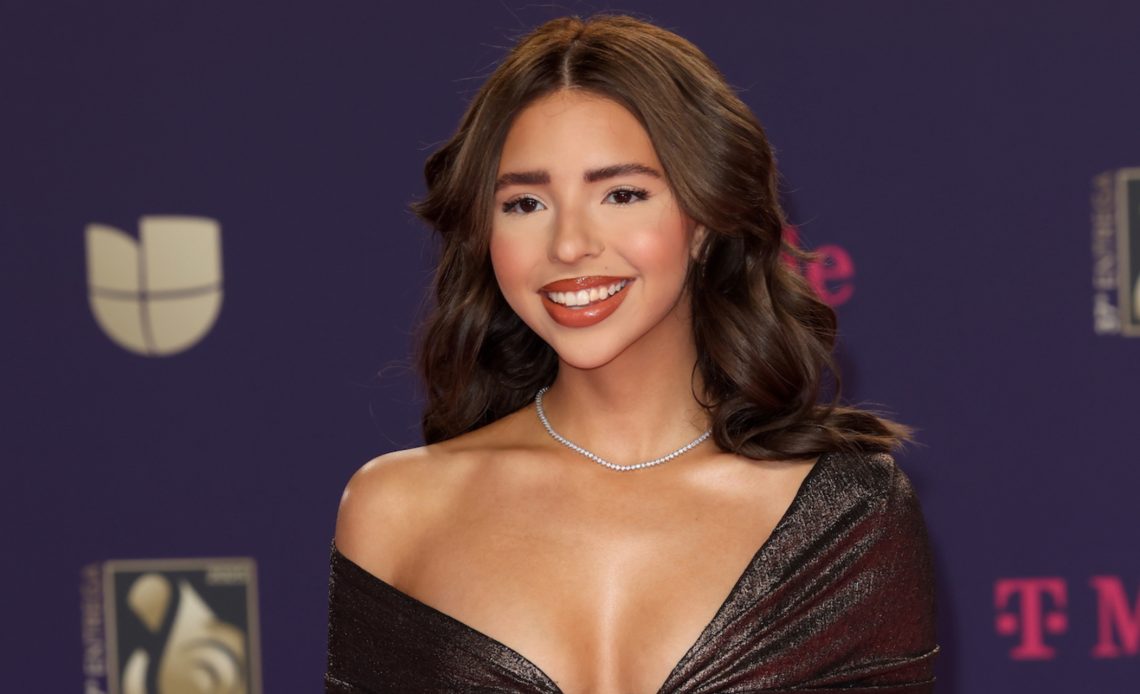 Ángela Aguilar enfrenta ola de críticas por las similitudes de su canción con un clásico español de Rocío Dúrcal.