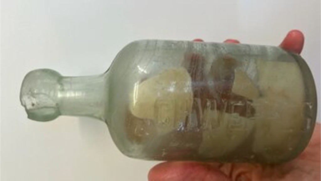 La botella hallada en Wharton Beach, descubierta el 9 de octubre de 2025 por la familia Brown durante una limpieza costera.