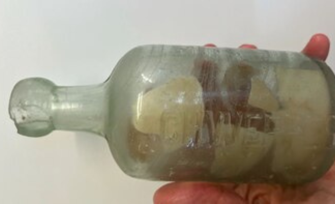 La botella hallada en Wharton Beach, descubierta el 9 de octubre de 2025 por la familia Brown durante una limpieza costera.