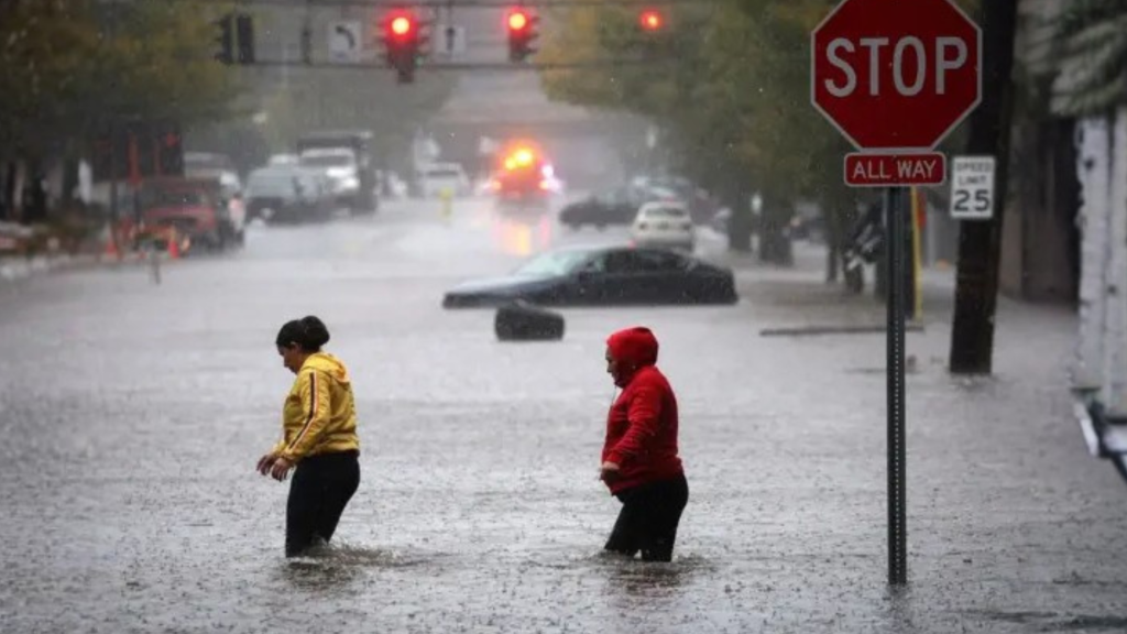 Avenidas convertidas en “río” durante las lluvias extremas en Nueva York.