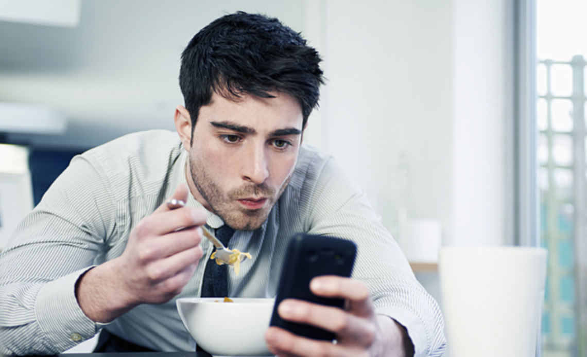 Mirar el celular mientras comemos, un hábito cada vez más común, pero con muchos riesgos a la salud.