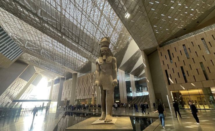 La esperada ceremonia tuvo lugar en El Cairo, ofreciendo vistas panorámicas inigualables a las icónicas Pirámides de Guiza.