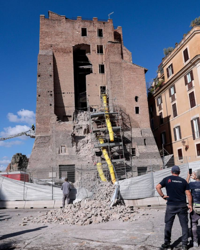 El obrero de 66 años fue extraído de la torre cerca de la medianoche del lunes.