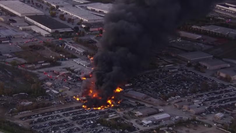 El impacto causó lesiones "muy graves" a al menos otras 11 personas, según las autoridades.