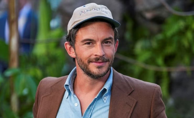 La publicación lo describe como un actor "rebosante de encanto e ingenio" y con una apariencia "casi injustamente atractiva".