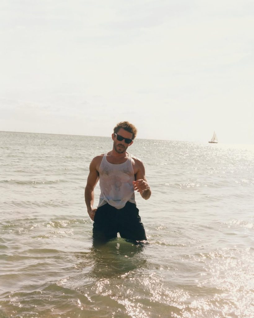 El reportaje exclusivo con People incluye tiernas imágenes de Bailey en la playa junto a su perro, Benson.