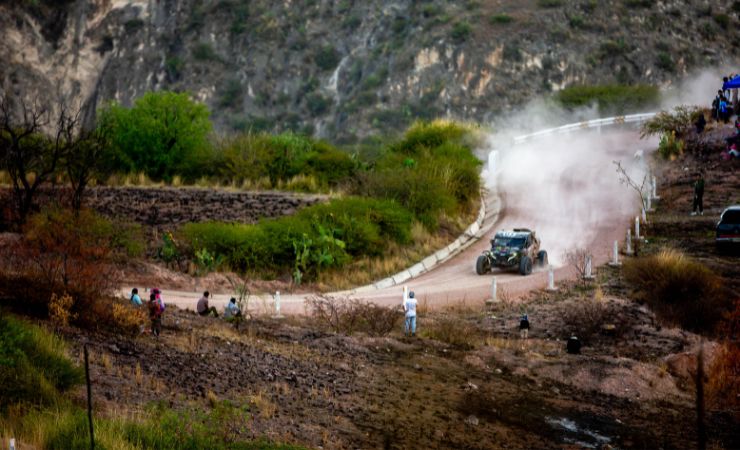 Bradley Salazar hace historia: primer ecuatoriano campeón en Caminos del Inca 2025