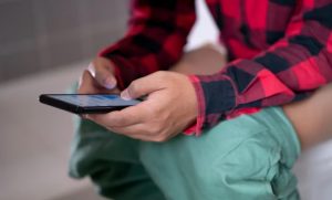 Expertos advierten que utilizar el celular en el baño representa un riesgo para la salud, la higiene y el funcionamiento del dispositivo.