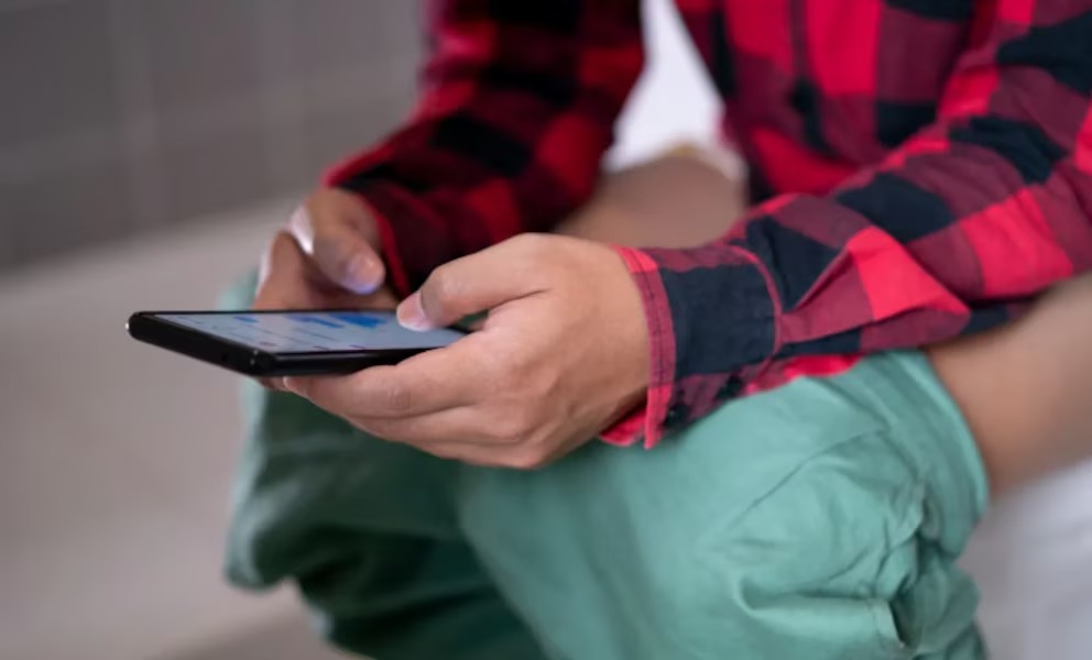 Expertos advierten que utilizar el celular en el baño representa un riesgo para la salud, la higiene y el funcionamiento del dispositivo.