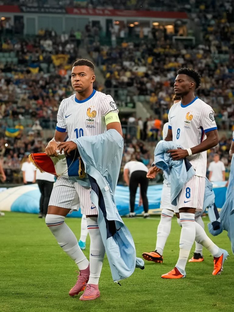 Un juez laboral en París citó al delantero francés y al club parisino para una audiencia clave.