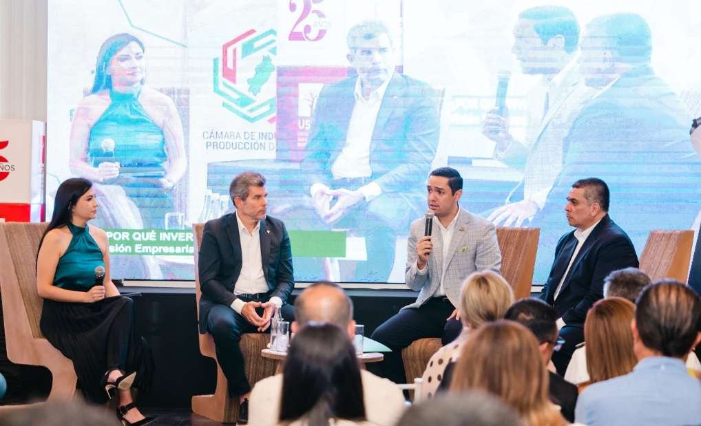 Foto en Foro durante la Feria Expo Industrias 2025 (De izquierda a derecha):
Ana Albán, moderadora; Ismar Kourroski, director de Hoteles Oro Verde; Marcos Miranda, presidente del Directorio del Banco Manabí; y Álvaro Rothembach, gerente de Corporación Favorita.