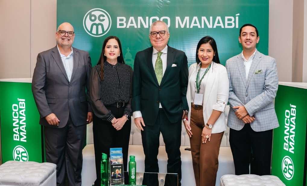 Foto en stand Banco Manabí (De izquierda a derecha):  Pedro Huerta, gerente comercial del Banco Manabí; Maricela Vera, jefa de agencia Manta; Vito Muñoz, empresario; Annabelle Anchundia, jefa de agencia Portoviejo; y Marcos Miranda, presidente del Directorio del Banco Manabí.