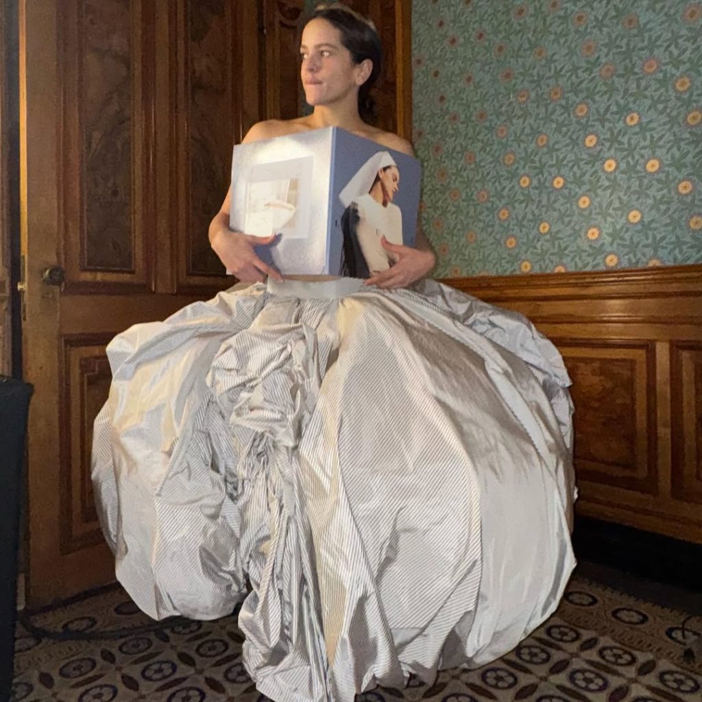 Tras críticas en TikTok, la cantante pidió no malinterpretar sus palabras y reiteró su agradecimiento por el apoyo de Latinoamérica en su carrera.