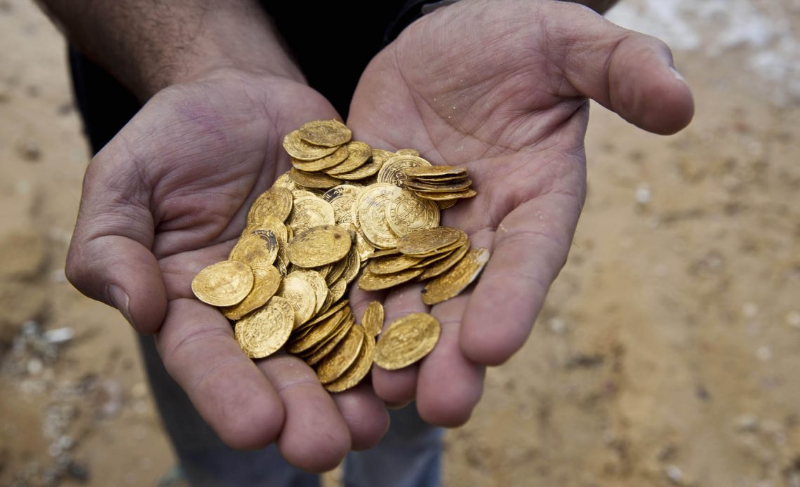 Un hallazgo inesperado ocurrió en Francia donde un hombre desenterró lingotes y monedas valoradas en USD 800.000.