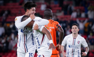 Con goles de Mina, Alvarado y Gruezo, los albos ganaron a Libertad FC y se afianza en el segundo lugar del torneo. Foto: LDU