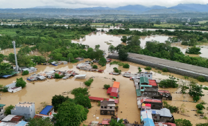 La potente tormenta dejó un saldo preliminar de al menos ocho personas fallecidas y forzó el desplazamiento de más de 1.4 millones de habitantes.