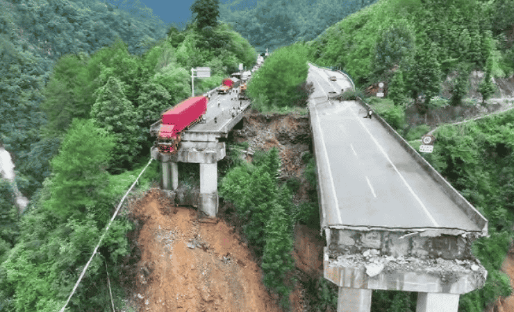 El derrumbe ocurrió sobre la importante Carretera Nacional 317, una vía vital que conecta el centro del país con el Tíbet.