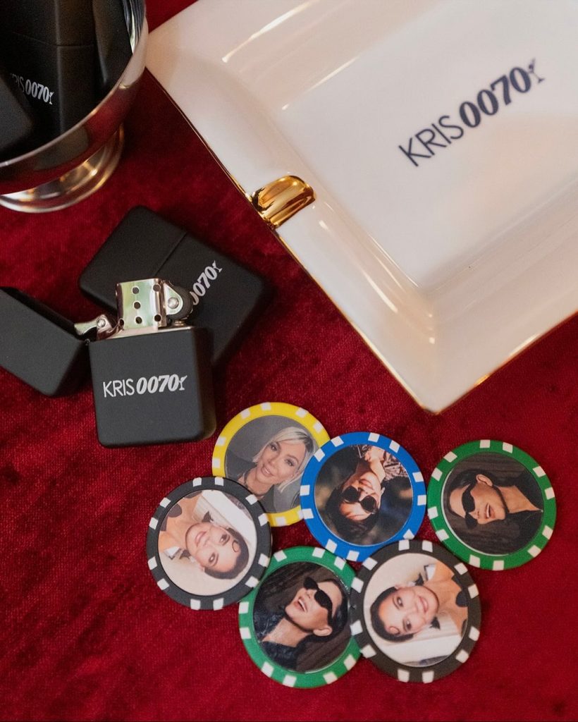 La fiesta contó con un ambiente temático inspirado en el universo de James Bond.