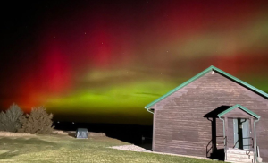 Los vibrantes tonos rojos, verdes y morados danzaron en una vasta región de Estados Unidos, observándose inusualmente al sur.