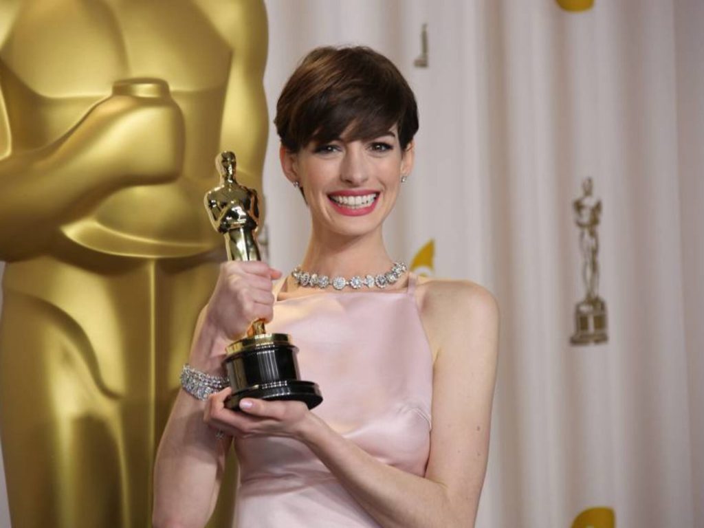 La actriz Anne Hathaway cumple 43 años y repasa una trayectoria marcada por grandes interpretaciones en películas como El diario de la princesa, Los miserables y El diablo viste a la moda.