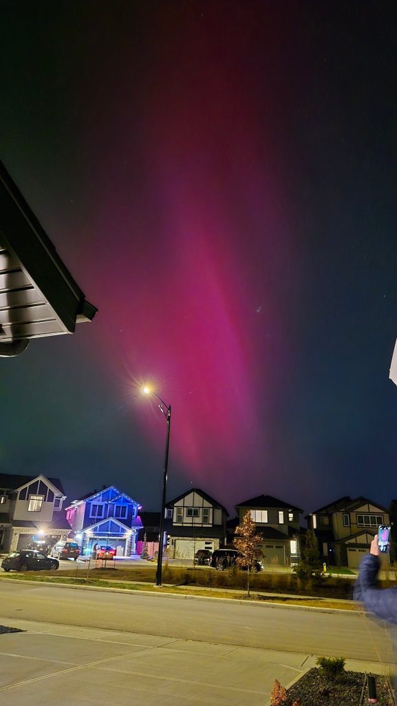 Este espectáculo cósmico ocurre debido a que múltiples erupciones de energía solar interactuaron con el campo magnético terrestre.