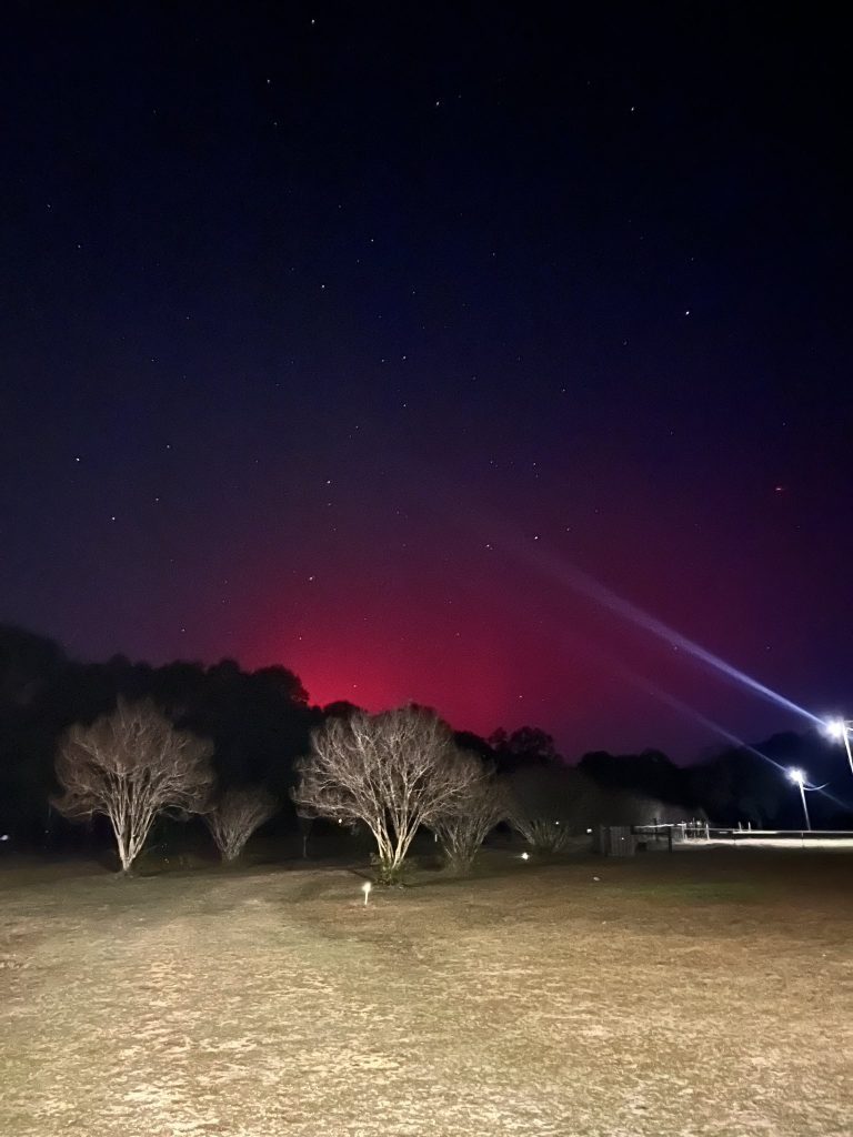 Un espectacular estallido de energía solar sorprendió a millones de personas, iluminando el cielo nocturno hasta Florida.