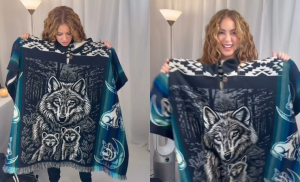 Shakira muestra el poncho que recibió antes de su último concierto en Quito.