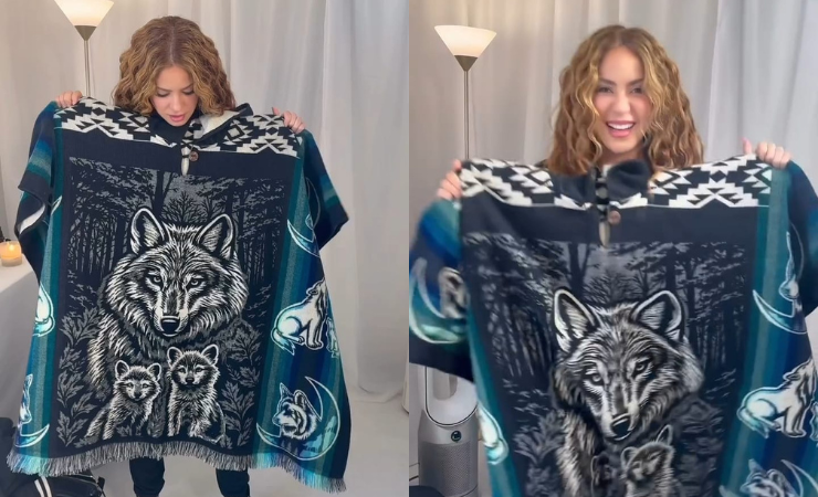 Shakira muestra el poncho que recibió antes de su último concierto en Quito.