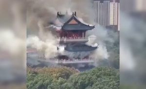La estructura del edificio quedó reducida a ruinas, generando una profunda tragedia para el patrimonio cultural asiático.