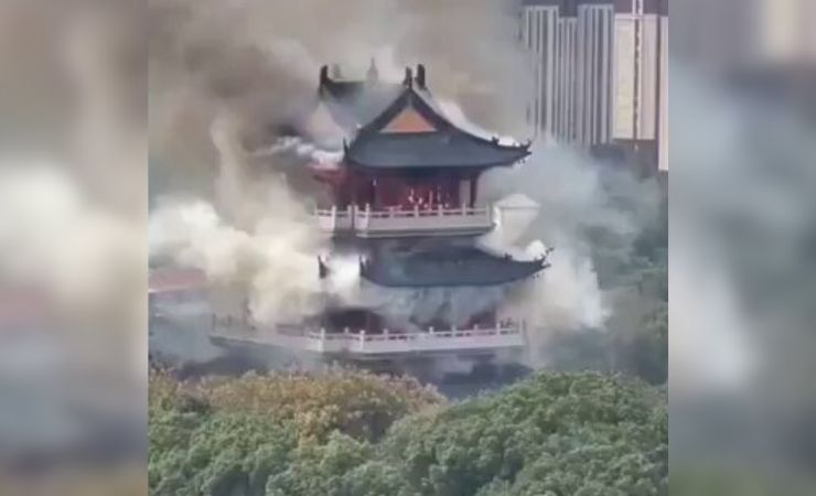 La estructura del edificio quedó reducida a ruinas, generando una profunda tragedia para el patrimonio cultural asiático.