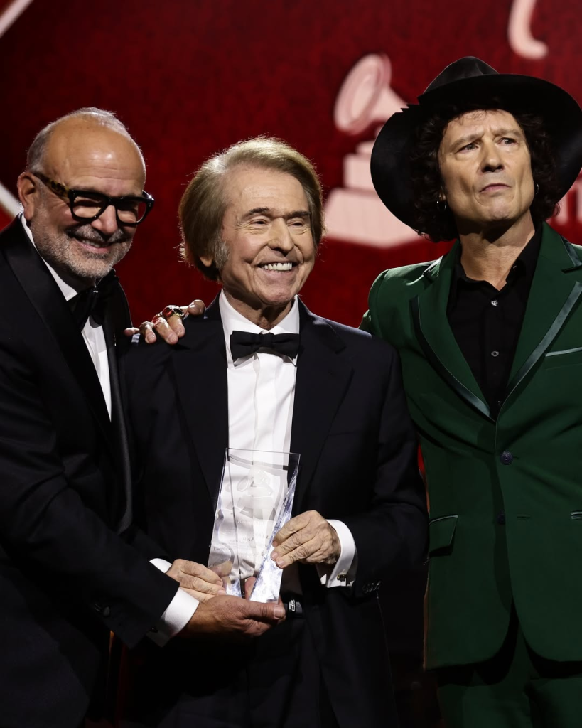 Raphael recibió de manos de Enrique Bunbury y Manuel Abud, CEO de La Academia Latina de la Grabación el reconocimiento como Persona del Año Latin GRAMMY 2025.