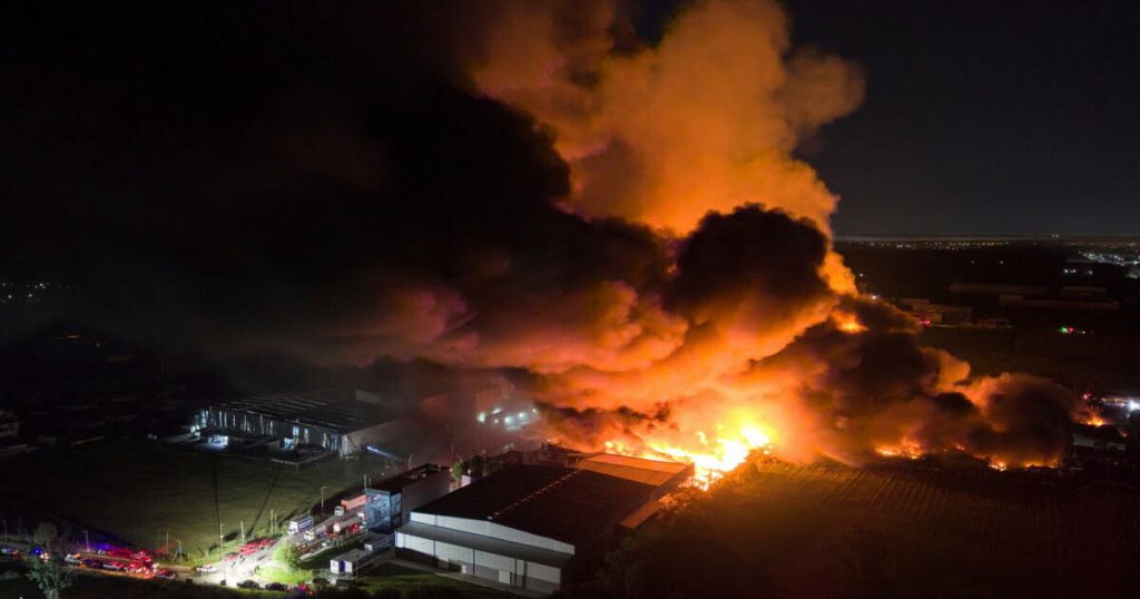 Una violenta explosión sacudió la noche de este viernes en Ezeiza, Buenos Aires, generando una amplia onda expansiva y un masivo incendio.
