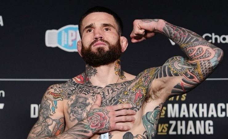 Brady es cinturón negro en jiu-jitsu brasileño (BJJ), una de sus principales virtudes y el arma que lo ha posicionado como una amenaza dentro del octágono.