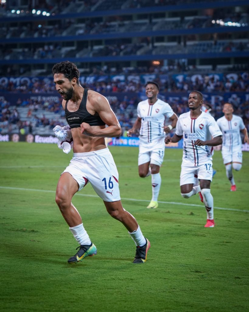 Con goles de Estrada y Medina, los albos ganaron en Guayaquil y se acercan a la final de Copa Ecuador.