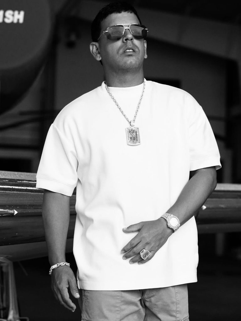 El cantante se mostró profundamente conmovido por la reacción del público, destacando la longevidad de su carrera.