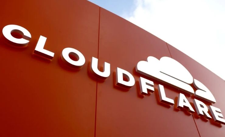 Cloudflare comunicó que había identificado la fuente del problema y trabajaba activamente para resolverlo.