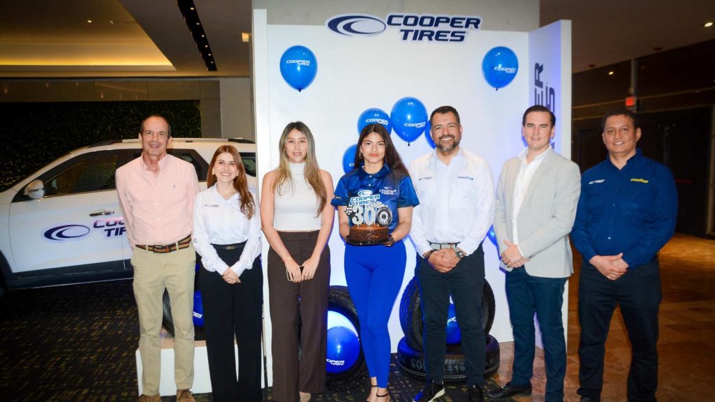 Directivos de Cooper Tires, Conauto y Goodyear, durante la celebración por los 30 años de la marca en el mercado ecuatoriano.