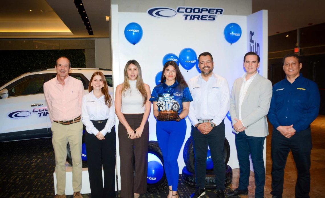 Directivos de Cooper Tires, Conauto y Goodyear, durante la celebración por los 30 años de la marca en el mercado ecuatoriano.