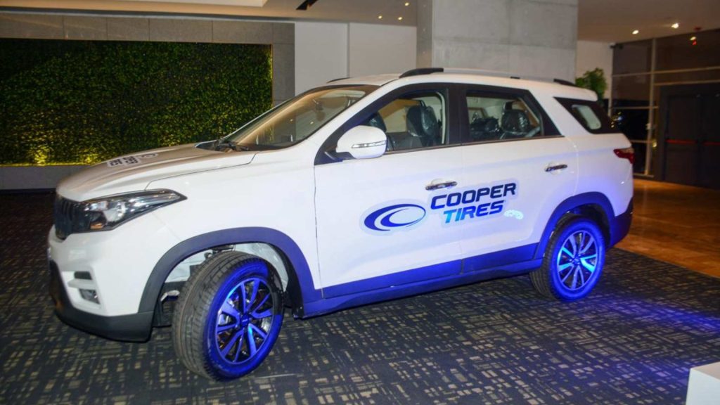 Un vehículo equipado con neumáticos Cooper Tires, simbolizando los 30 años de presencia de la marca en Ecuador.