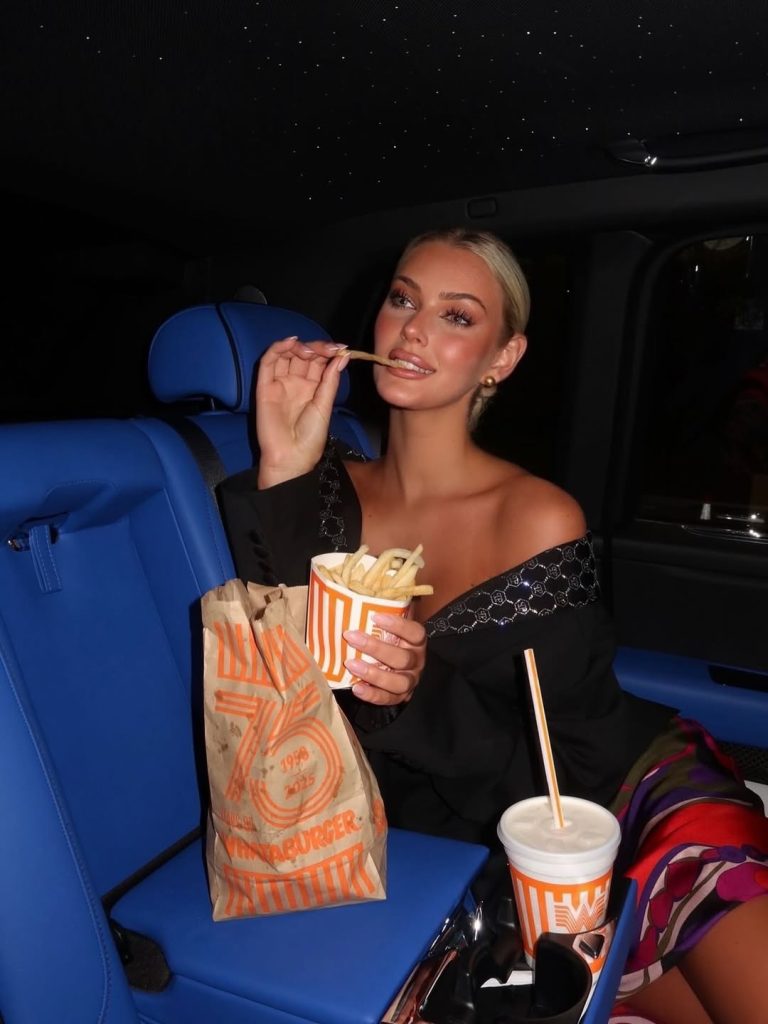 Al recibir la icónica corona “La Luz del Infinito”, Victoria Kjær aseguró un paquete de premios impresionante.